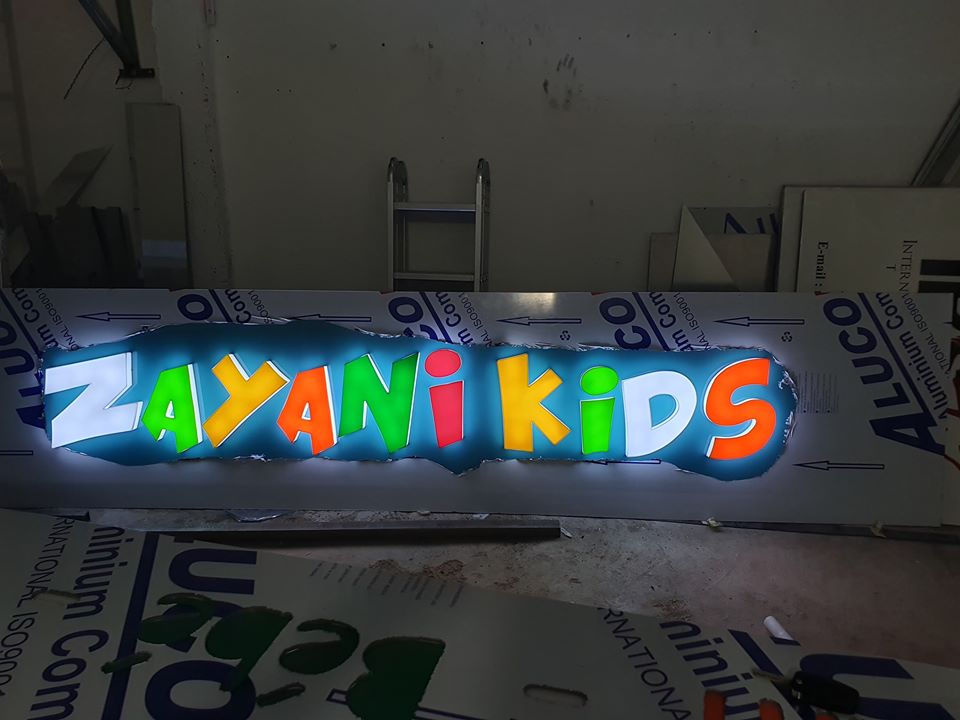 Habillage de façade en alucobond Enseigne lumineuse Gravure plexi lumineux Lettres emboîtées plexi coloré Éclairage led marrakech