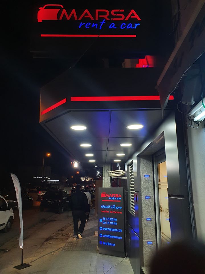 Habillage de façade + enseigne lumineuse lettres emboîtées et gravure plexi lumineux éclairage led marrakech