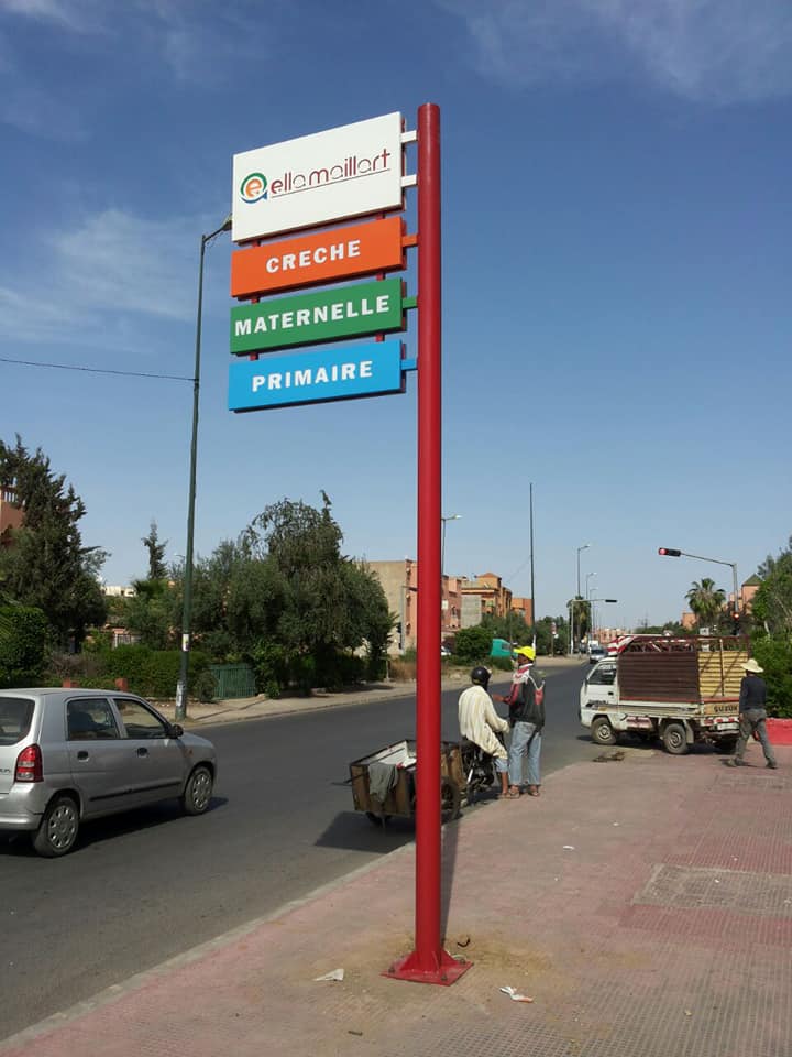 Totem publicitaires à Marrakech