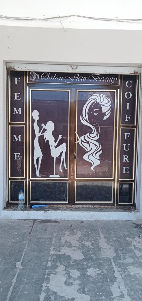 Habillage vitrine salon de coiffure et esthétique Marrakech