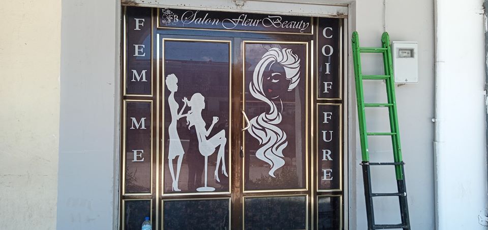 Habillage vitrine salon de coiffure et esthétique Marrakech