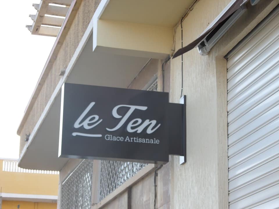Enseigne lumineuse lettres reliefs, en plexiglass diffusant, éclairage LED Drapeau double face avec texte en plexiglass (relief) éclairé en LED